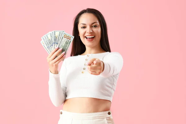 Young Woman Dollar Banknotes Pointing Viewer Pink Background — Stock Photo, Image