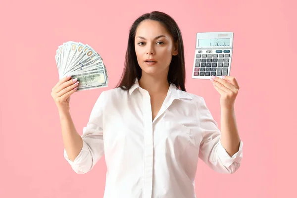 Giovane Donna Con Banconote Dollari Calcolatrice Sfondo Rosa — Foto Stock