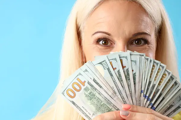 Mulher Madura Com Notas Dólar Fundo Azul Close — Fotografia de Stock