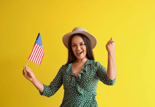 Szczęśliwa Młoda Kobieta Flagą Usa Żółtym Tle — Zdjęcie stockowe
