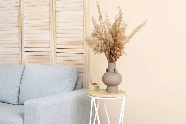 Table Aroma Diffuser Pampas Grass Sofa Beige Wall Room — Stock Photo, Image