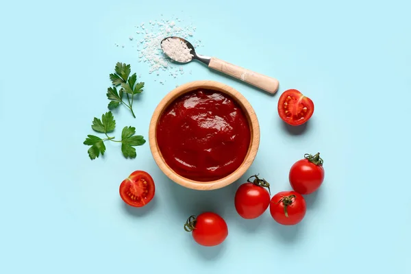 Cuenco Con Pasta Tomate Verduras Frescas Sobre Fondo Azul — Foto de Stock