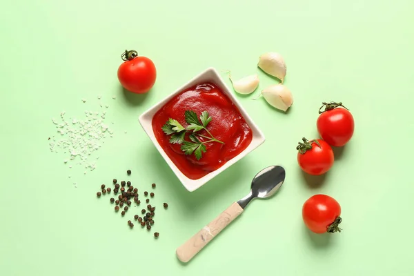 緑色の背景にトマトペーストと新鮮な野菜を入れたボウル — ストック写真