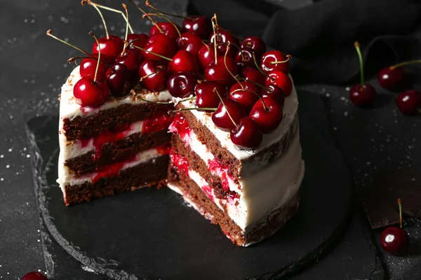 Board Tasty Cherry Cake Black Table — Stock Photo, Image