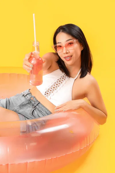Mooie Aziatische Vrouw Met Drank Opblaasbare Ring Gele Achtergrond — Stockfoto