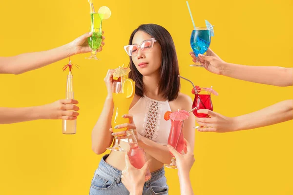 Schöne Asiatische Frau Und Hände Mit Vielen Cocktails Auf Gelbem — Stockfoto