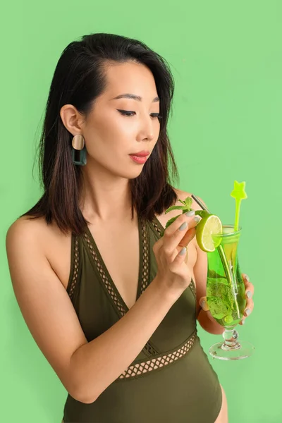 Mooie Aziatische Vrouw Badpak Met Mojito Cocktail Groene Achtergrond — Stockfoto