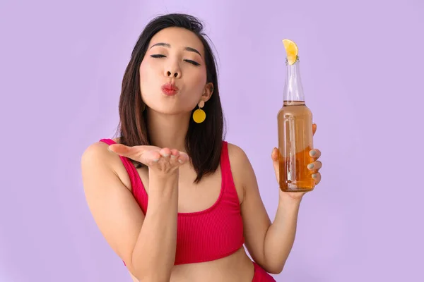 Mooie Aziatische Vrouw Badpak Met Limonade Blazen Kus Lila Achtergrond — Stockfoto