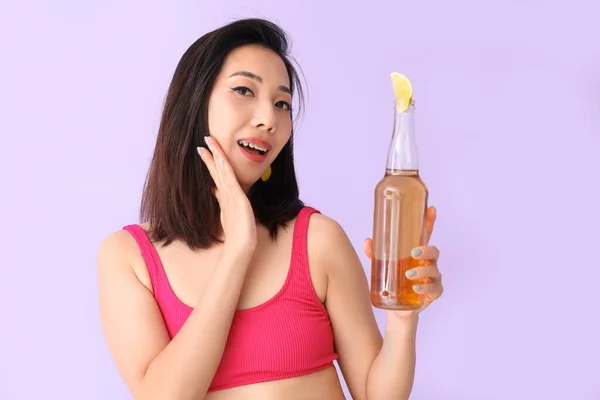 Mooie Aziatische Vrouw Badpak Met Limonade Lila Achtergrond — Stockfoto