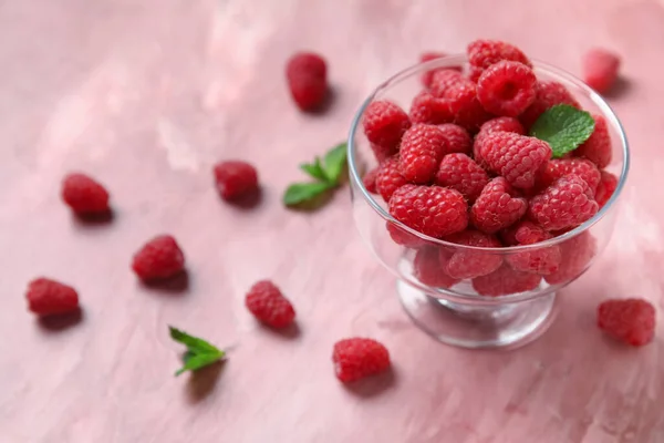 Glass Bowl Fresh Raspberry Mint Pink Background Closeup — Stock Photo, Image