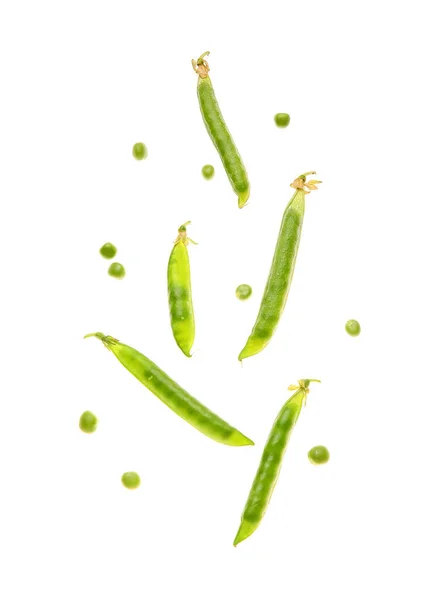白い背景に緑のエンドウ豆のポッドを飛んで — ストック写真