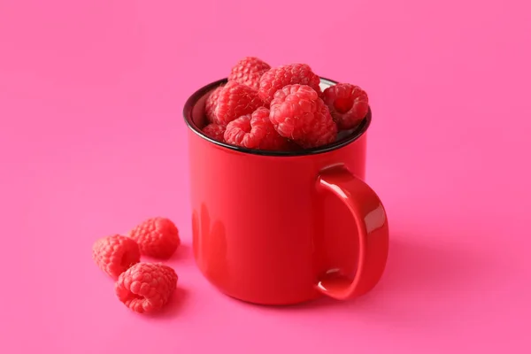 Чашка Свіжою Малиною Рожевому Фоні — стокове фото