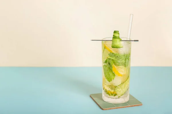 Glas Mojito Mit Zitrone Gurke Und Eiswürfeln Auf Blauem Tisch — Stockfoto
