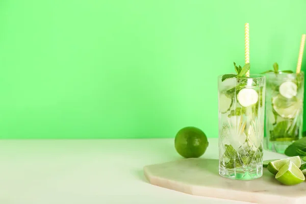 Glazen Mojito Cocktails Met Komkommer Limoen Munt Groene Ondergrond — Stockfoto