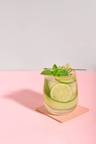 Glas Mojito Met Komkommer Limoen Munt Roze Achtergrond — Stockfoto