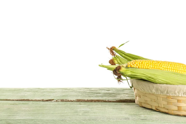 Weidenschale Mit Frischen Maiskolben Auf Grünem Holztisch Vor Weißem Hintergrund — Stockfoto