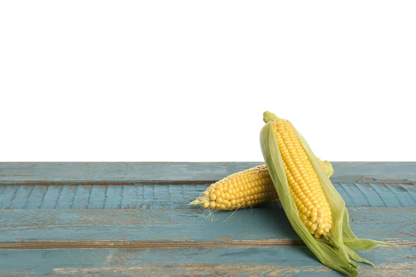 Свежие Кукурузные Початки Голубом Деревянном Столе Белом Фоне — стоковое фото