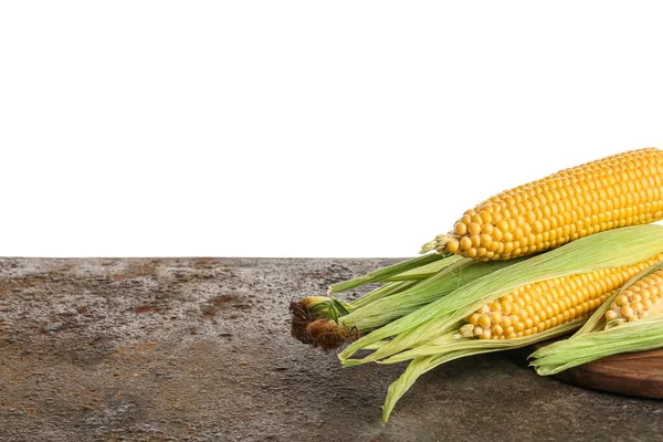 Tábla Friss Kukorica Cobs Grunge Asztal Fehér Háttér — Stock Fotó