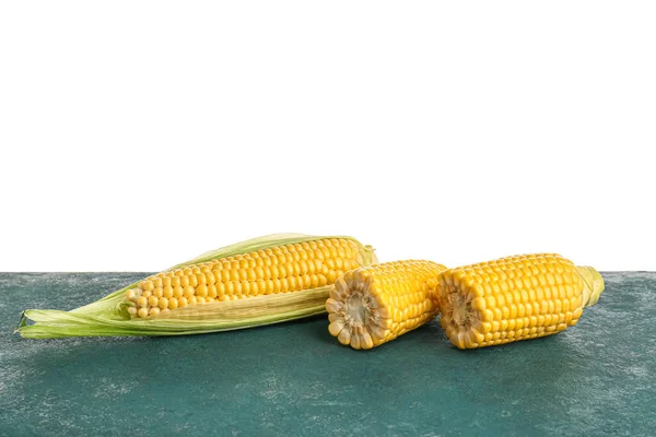 Świeże Kolby Kukurydzy Niebieskim Stole Białym Tle — Zdjęcie stockowe