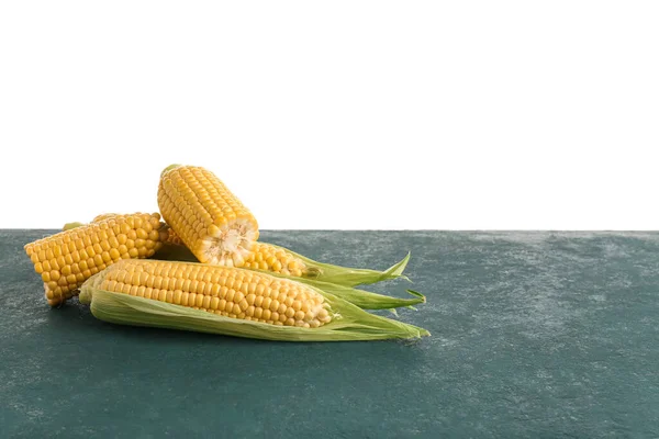 Friss Kukorica Cobs Kék Asztalon Fehér Háttér — Stock Fotó