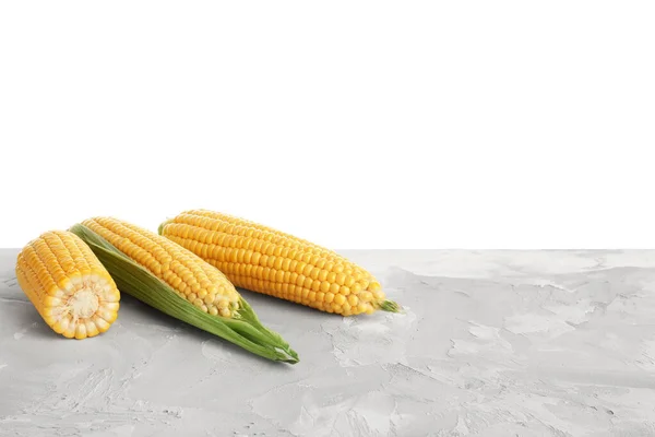 Friss Kukorica Cobs Szürke Asztal Fehér Háttér — Stock Fotó