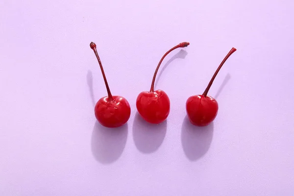 Ízletes Maraschino Cseresznye Lila Alapon — Stock Fotó