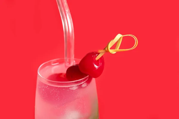 Verre Cocktail Savoureux Avec Des Cerises Marasquin Sur Fond Rouge — Photo