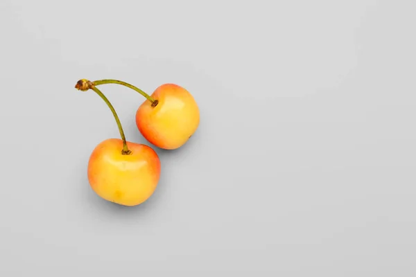 灰色背景的甜黄色樱桃 — 图库照片