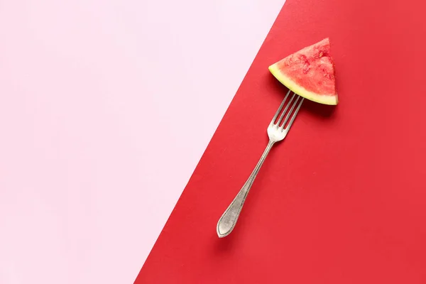 Gabel Mit Stück Frischer Wassermelone Auf Buntem Hintergrund — Stockfoto