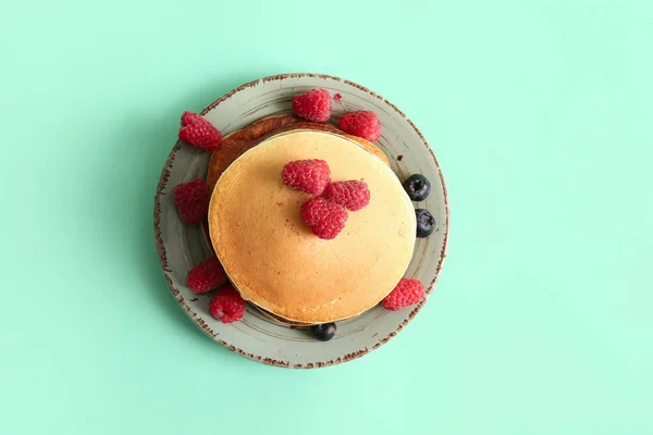 Piring Pancake Lezat Dengan Raspberry Dan Blueberry Latar Belakang Pirus — Stok Foto