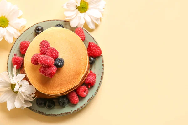Plate Tasty Pancakes Raspberries Blueberries Yellow Background — Stock Photo, Image