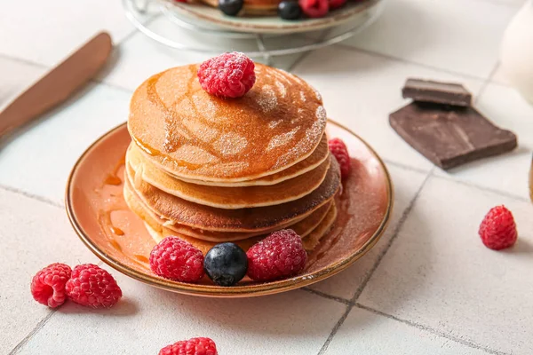 Piring Pancake Lezat Dengan Raspberry Pada Latar Belakang Ubin Putih — Stok Foto