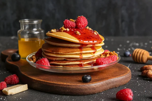Piring Pancake Lezat Dengan Raspberry Dan Kacang Latar Belakang Hitam — Stok Foto