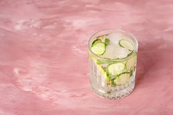 Glass Mojito Cucumber Pink Grunge Table — Stock Photo, Image