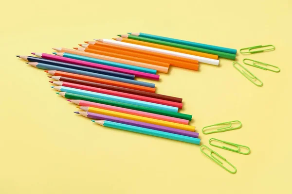 Bleistifte Und Büroklammern Raketenform Auf Gelbem Hintergrund — Stockfoto
