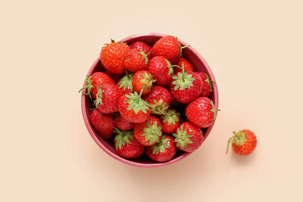 Schüssel Mit Frischen Erdbeeren Auf Beigem Hintergrund — Stockfoto
