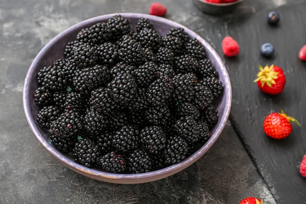 Bowl Fresh Blackberry Grey Background Closeup — Stock Photo, Image