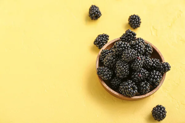 Bowl Fresh Blackberry Yellow Background Closeup — Stock Photo, Image