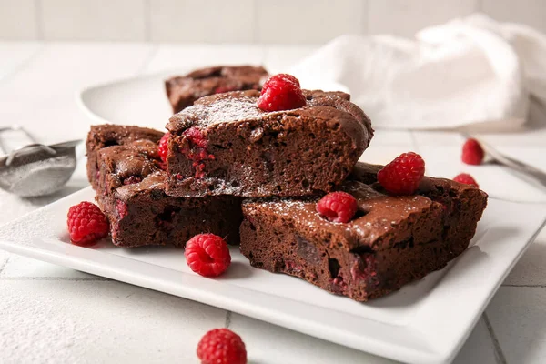 Beyaz fayanslı ahududulu çikolatalı browni tabağı.