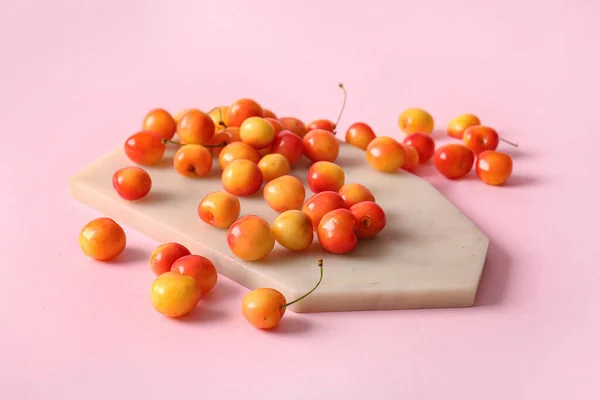 Board Sweet Yellow Cherries Pink Background — Stock Photo, Image