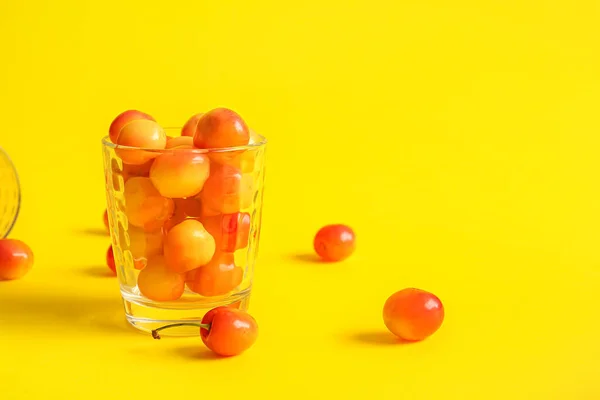Cup Sweet Yellow Cherries Yellow Background — Stock Photo, Image