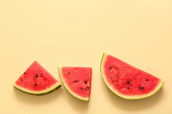Stücke Frischer Wassermelone Auf Gelbem Hintergrund — Stockfoto