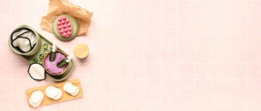 Yüzme kozmetik seti ve makyaj pedleri pembe fayans zemininde metin için yeri olan