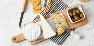 Tatlı peynirli pano ve hafif arka planda atıştırmalıklar