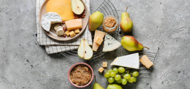 Grunge arka planında farklı peynirler olan lezzetli armut reçeli