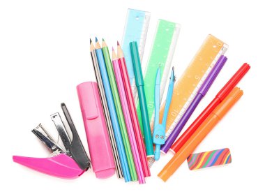 Beyaz arkaplanda renkli kırtasiye malzemeleri