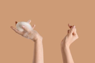 Bej arkaplanda sabunlu eller