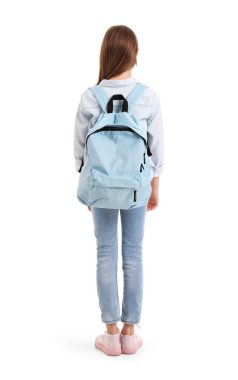 Beyaz arka planda okul çantası olan küçük bir kız.