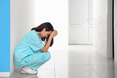 Klinikte Asyalı kadın stajyer.