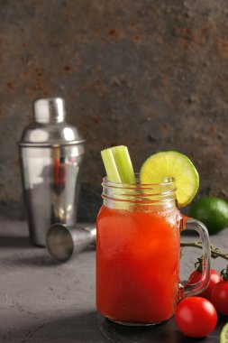 Mason kavanozu içinde kereviz ve sallanan gri masalı Bloody Mary